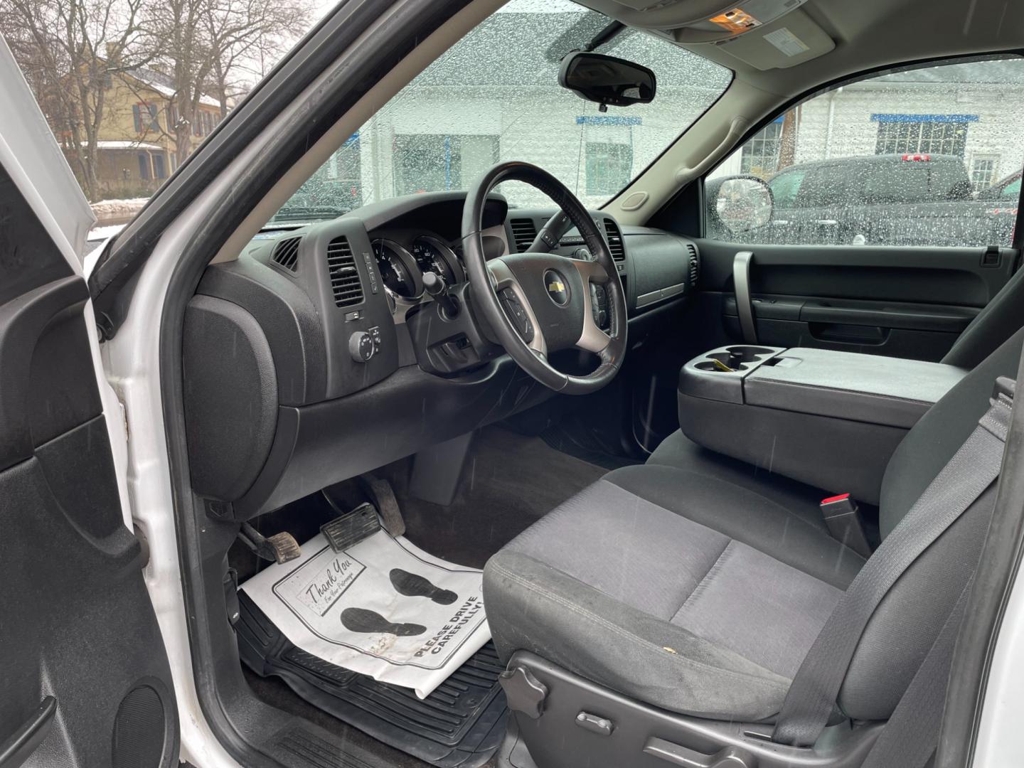 2012 White /black Chevrolet Silverado 1500 LT Ext. Cab Long Box 4WD (1GCRKSE7XCZ) with an 5.3L V8 OHV 16V FFV engine, 6-Speed Automatic transmission, located at 101 N. Main Street, Muncy, PA, 17756, (570) 546-5462, 41.207691, -76.785942 - Photo#6